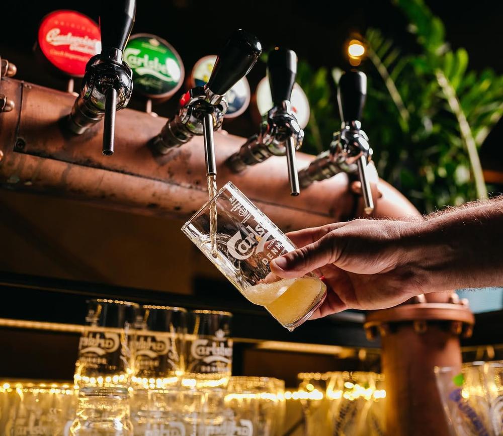 Točeno pivo za šankom Magacina
